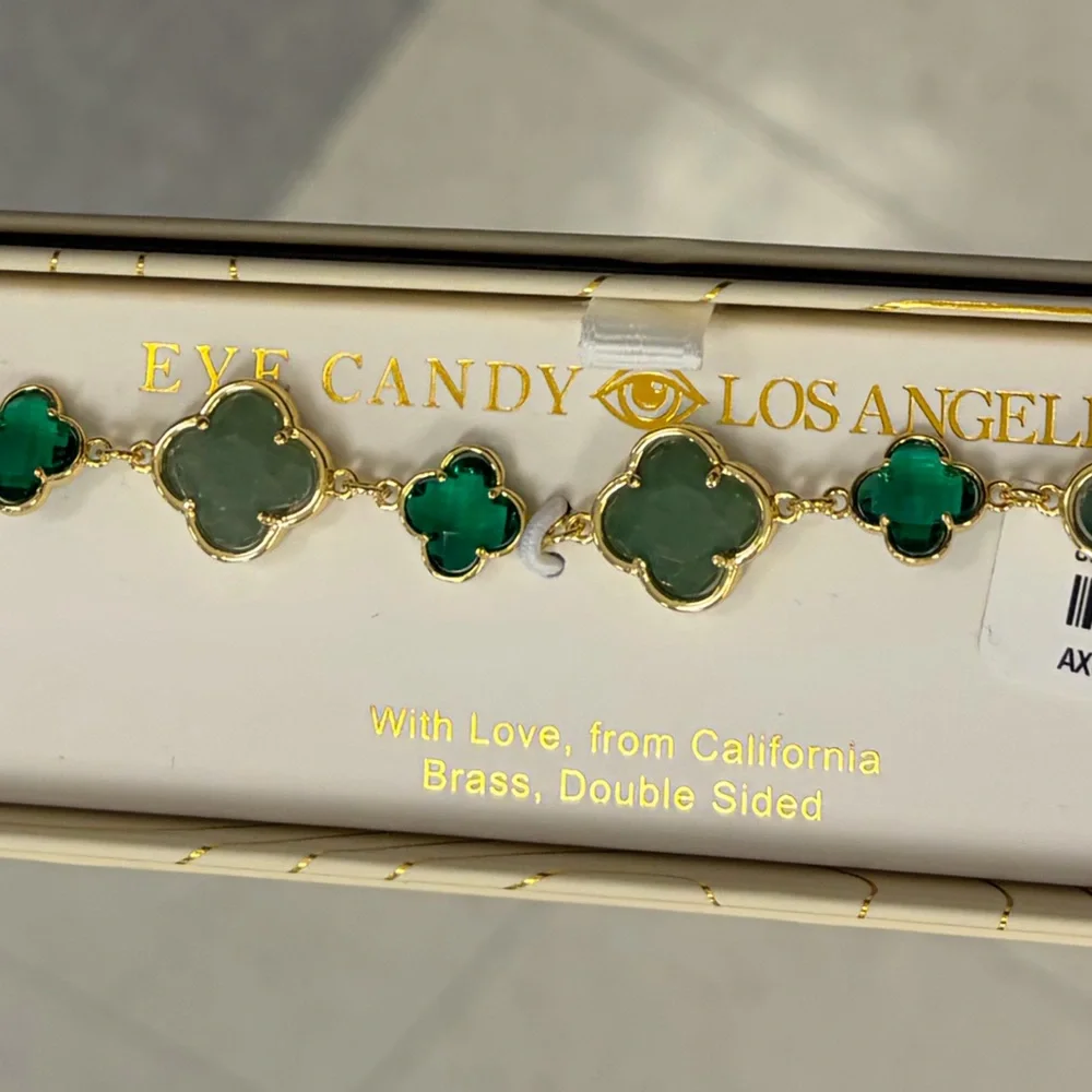 NWT ⚜️🍀⚜️ EYE CANDY St Patrick's Day Green Stones Clover Toggle Charm Bracelet